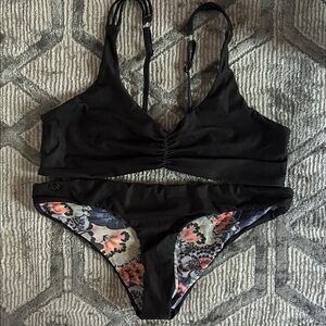 MAAJI Brazilian grey / floral Bikini reversible. Size medium. Good condition!